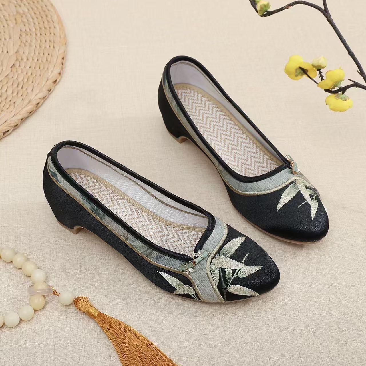 Kadın Düşük Topuklu İşlemeli C - Embroidery Style incelemesi ve fiyatı